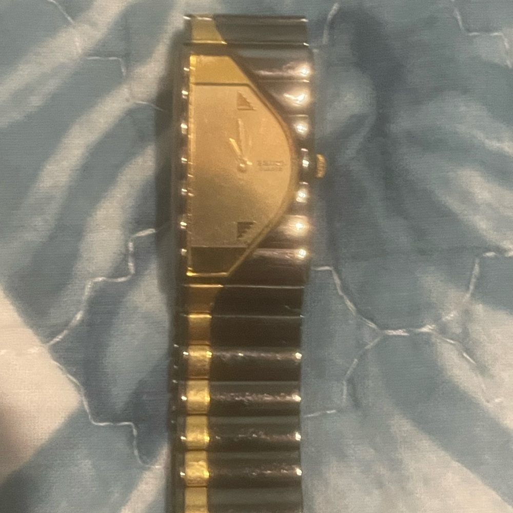 Seiko Gold and Silver Watch. Needs battery. Damaged and wear.